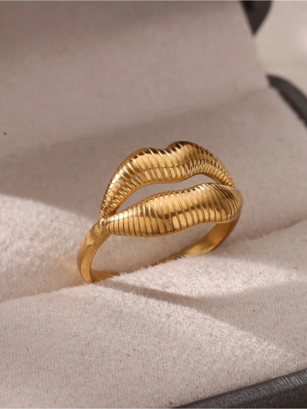 Gold Lip Motif Ring